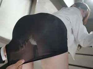 Cô gái xinh đẹp đau khổ vì tình dục. Cô gái xinh đẹp ngồi xổm trong tòa nhà công nghệ, nhưng cô ấy có một chữ B đen to với lông mu lộn xộn không phù hợp với khuôn mặt trong sáng của cô ấy.