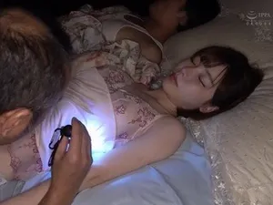 Cận cảnh một con đĩ ngực bự bị địt trên bàn ăn