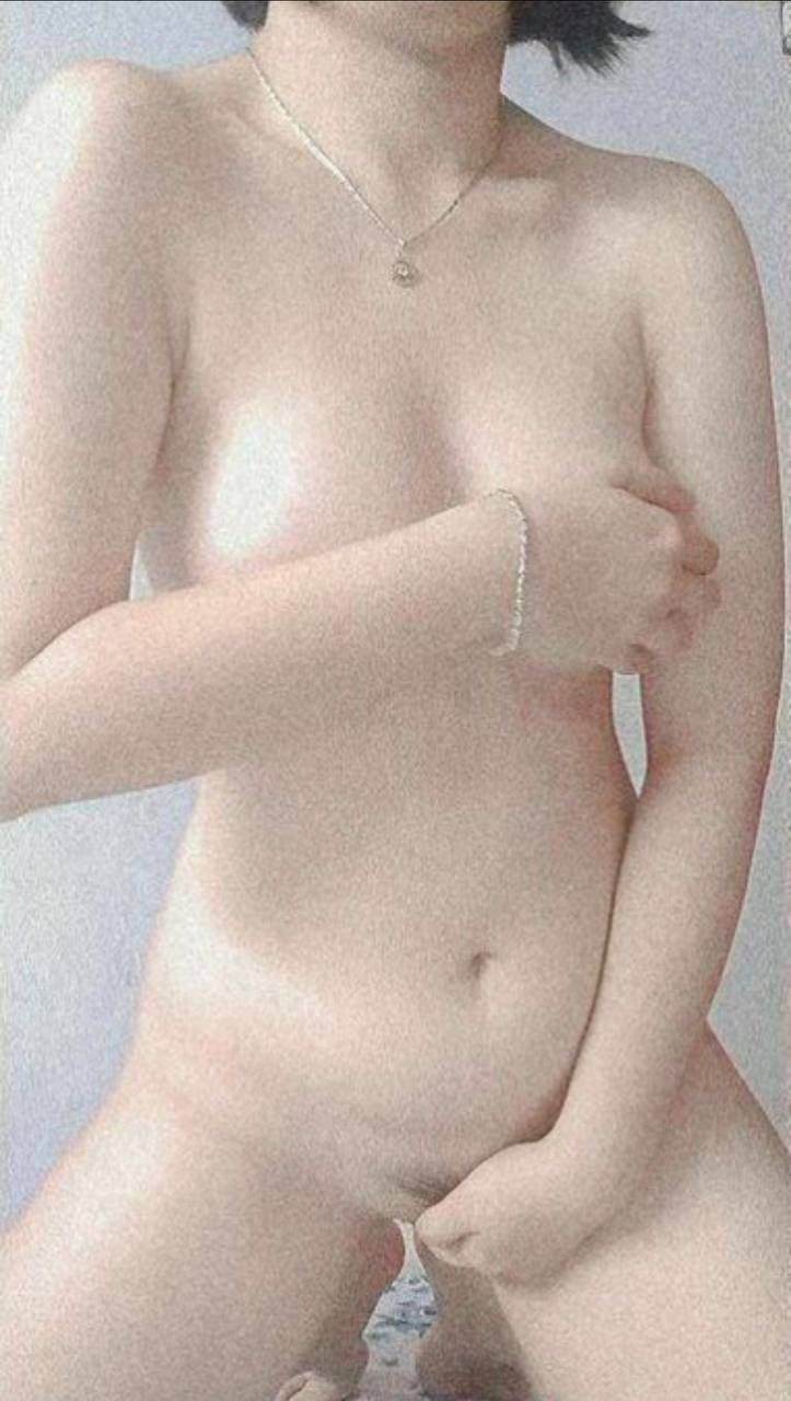 Cô gái xinh đẹp với làn da trắng và đôi chân dài gợi cảm cầm lấy con cặc rồi liếm và mút nó thật mạnh. Sự sung sướng này ngay lập tức làm cho dương vật cương cứng và đụ lỗ đít thật mạnh...