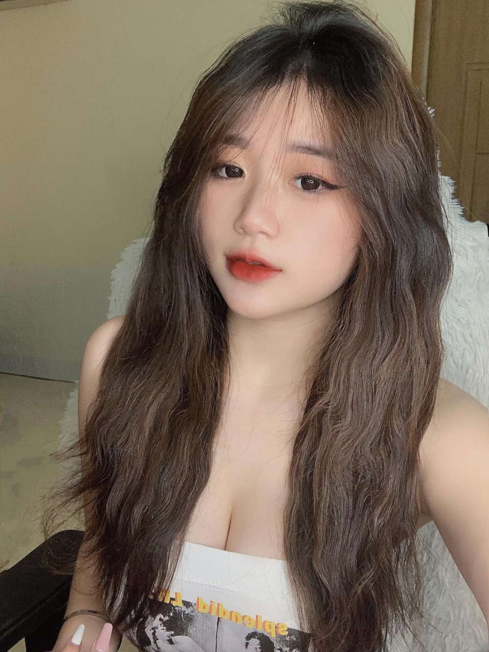 Dì trẻ chăm sóc thằng cháu nghịch ngợm còn thêm bạn của nó