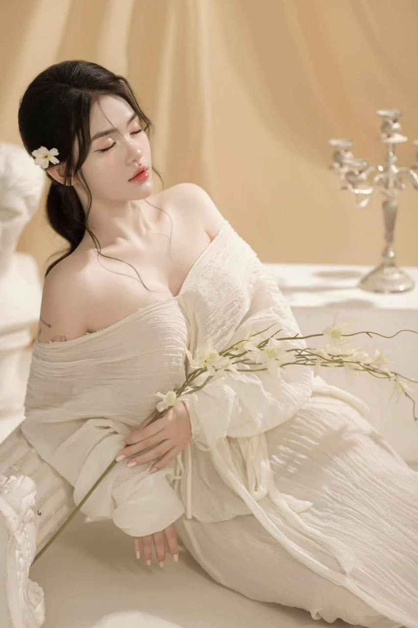 Em thư ký xinh đẹp bú buồi cực điệu nghệ